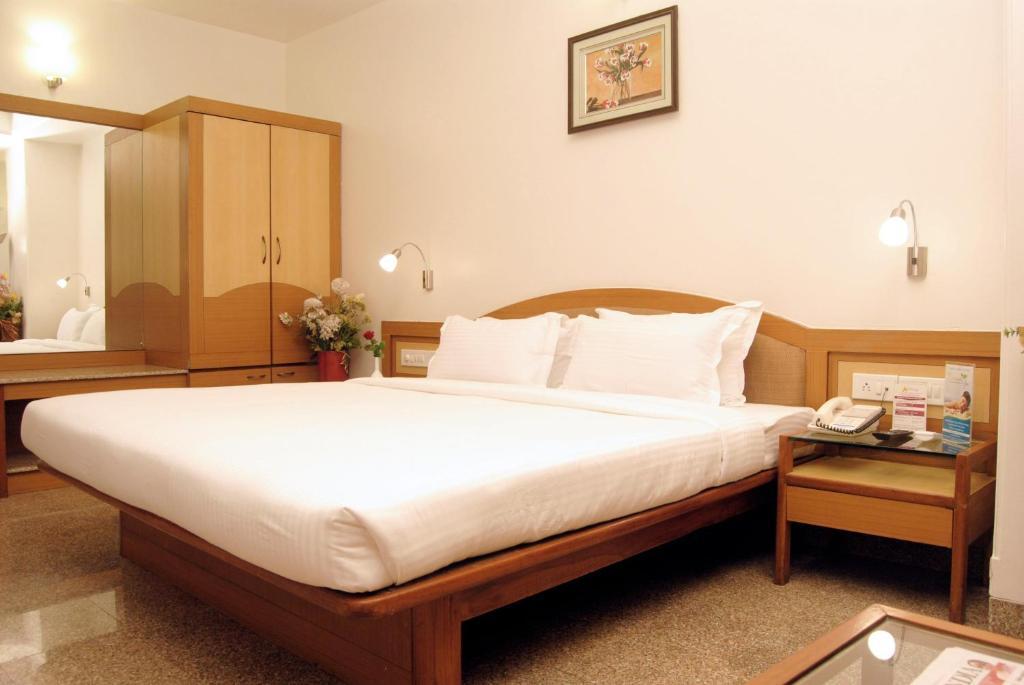 The Ambience Hotel Пюн Стая снимка
